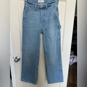 Abercrombie & Fitch 90s Relaxed High Rise Jeans – Size 25 Light Wash